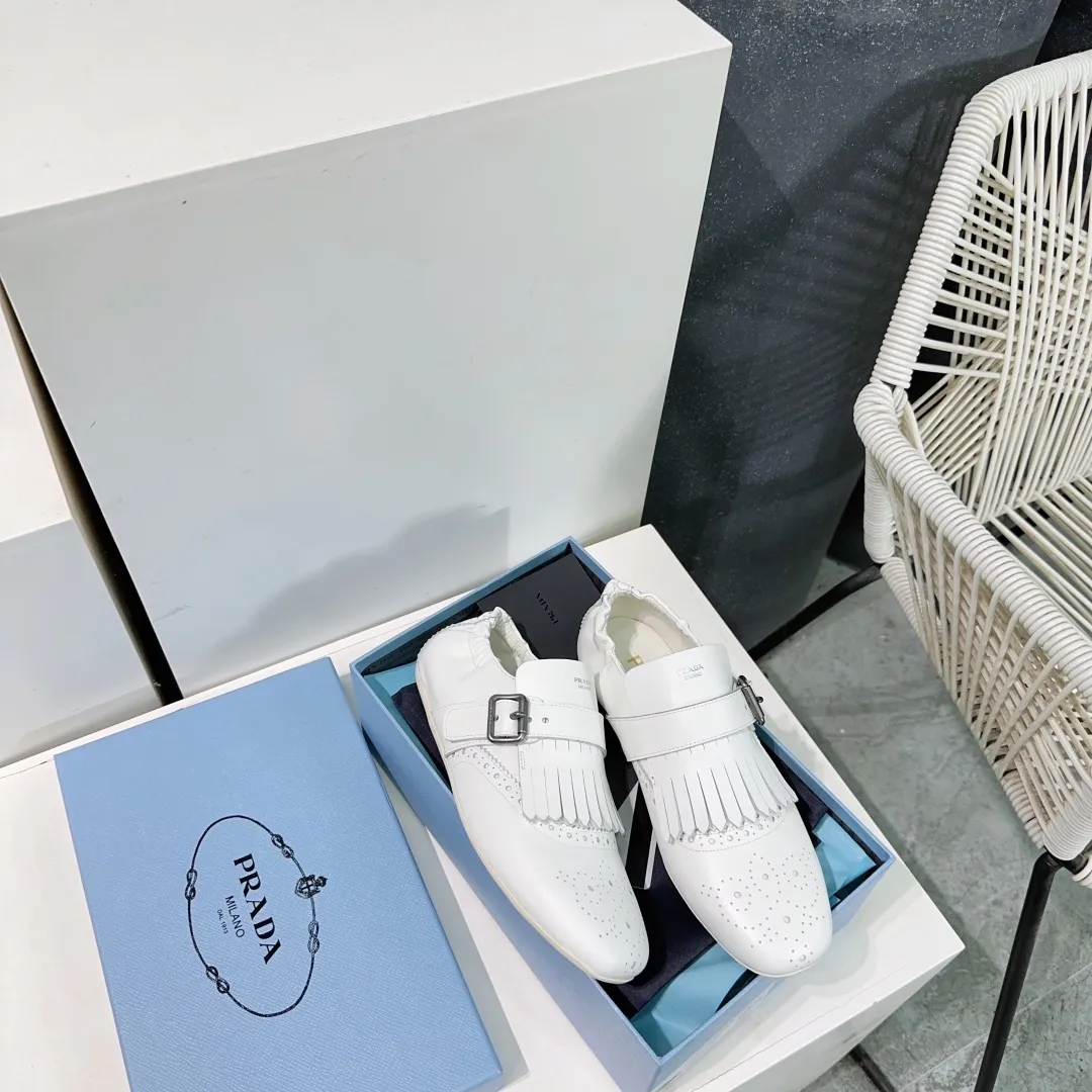 👟👟Ex-factory price 580👟👟! Prada 25 spring and summer catwalk new brogue carved tassel retro loafers and slippers series 🔥 🌟🌟🌟This shoe deliberately presents a classic and retro style, with both masculine temperament and feminine style, forming a binary contrast, highlighting the iconic style of the Prada series. The tassels are crafted using special craftsmanship, and details such as buckles and brogue patterns reveal traditional charm. An unconventional and surprising reinterpretation, the shoe is re-launched in a more fashionable design. The upper is made of imported calfskin, the lining is sheepskin, and the original molded rubber sole. Number of yards: 35-40 (40 pieces are non-refundable). Comes with original packaging.